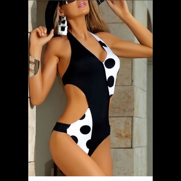Other - 🎉HP🎉 BLACK AND WHITE SWIM SUIT